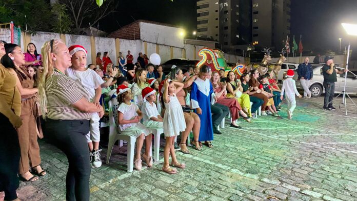 Crianças e adolescentes das Casas da Esperança da Prefeitura de Campina Grande realizam cantata natalina na Vara da Infância