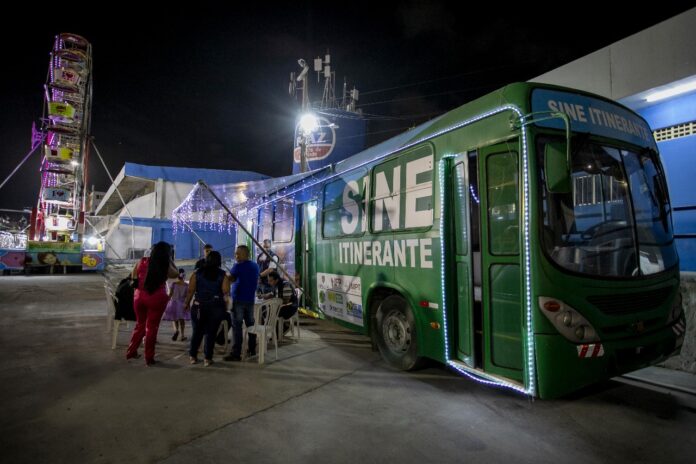 Sine Iluminado: ônibus do Sine Itinerante marca presença e atende trabalhadores no Parque do Povo