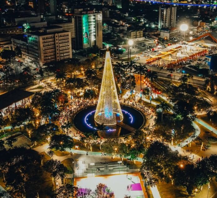 Natal Iluminado: multidão prestigia entrega dos polos do Evaldo Cruz e Parque do Povo