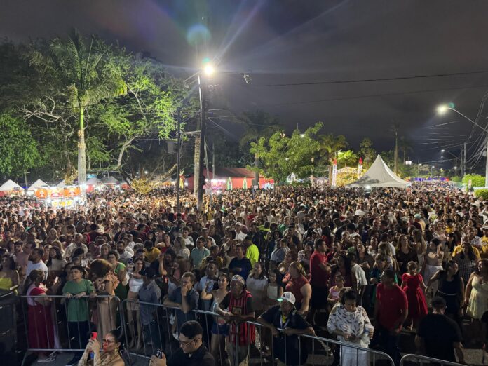 Com grandes atrações musicais e show pirotécnico de baixo estampido, réveillon de Campina Grande reúne multidão, largo do Açude Velho