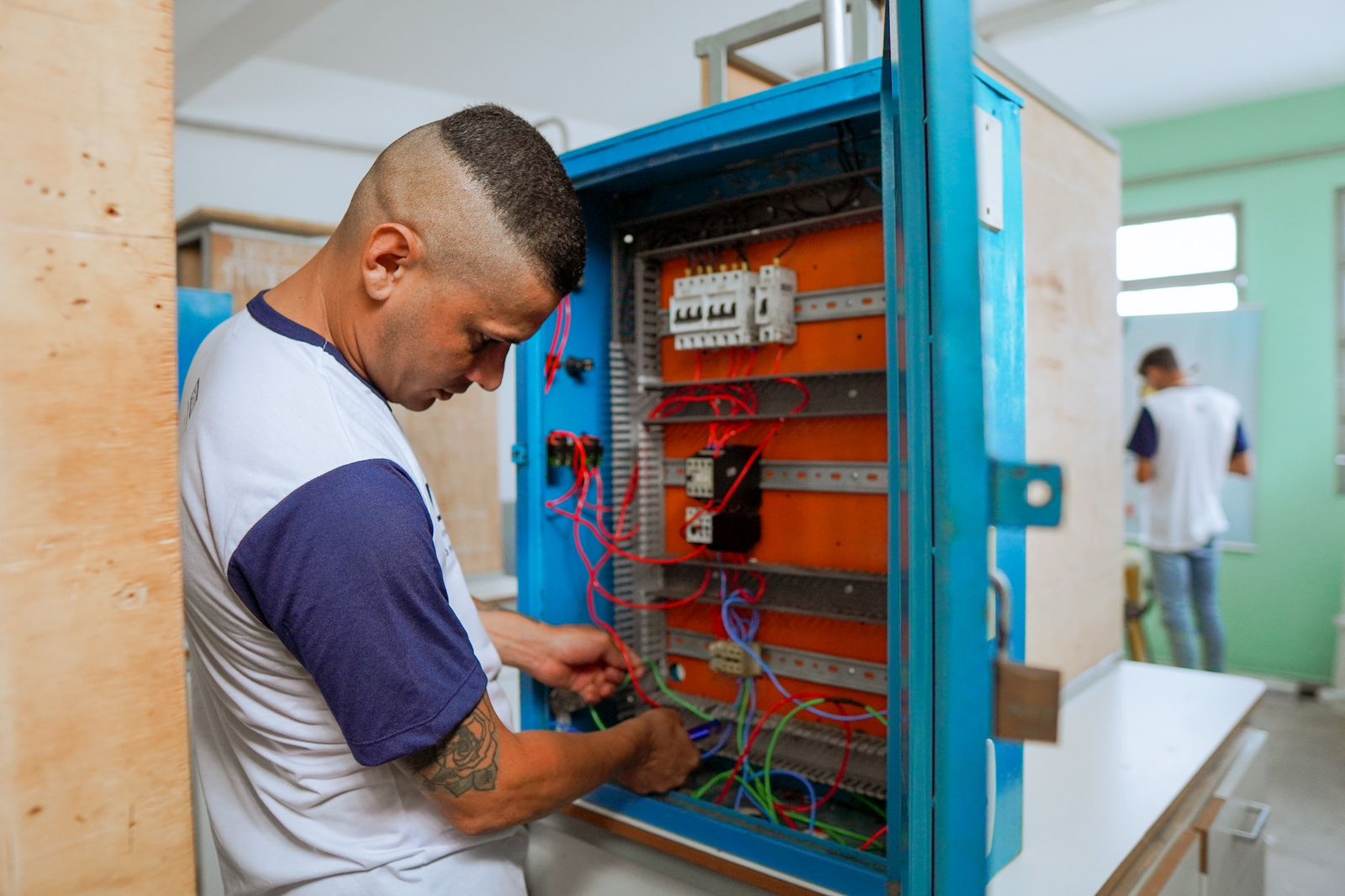 Prefeitura de Campina Grande abre 30 vagas para curso de eletricidade destinado a pais de estudantes das escolas municipais