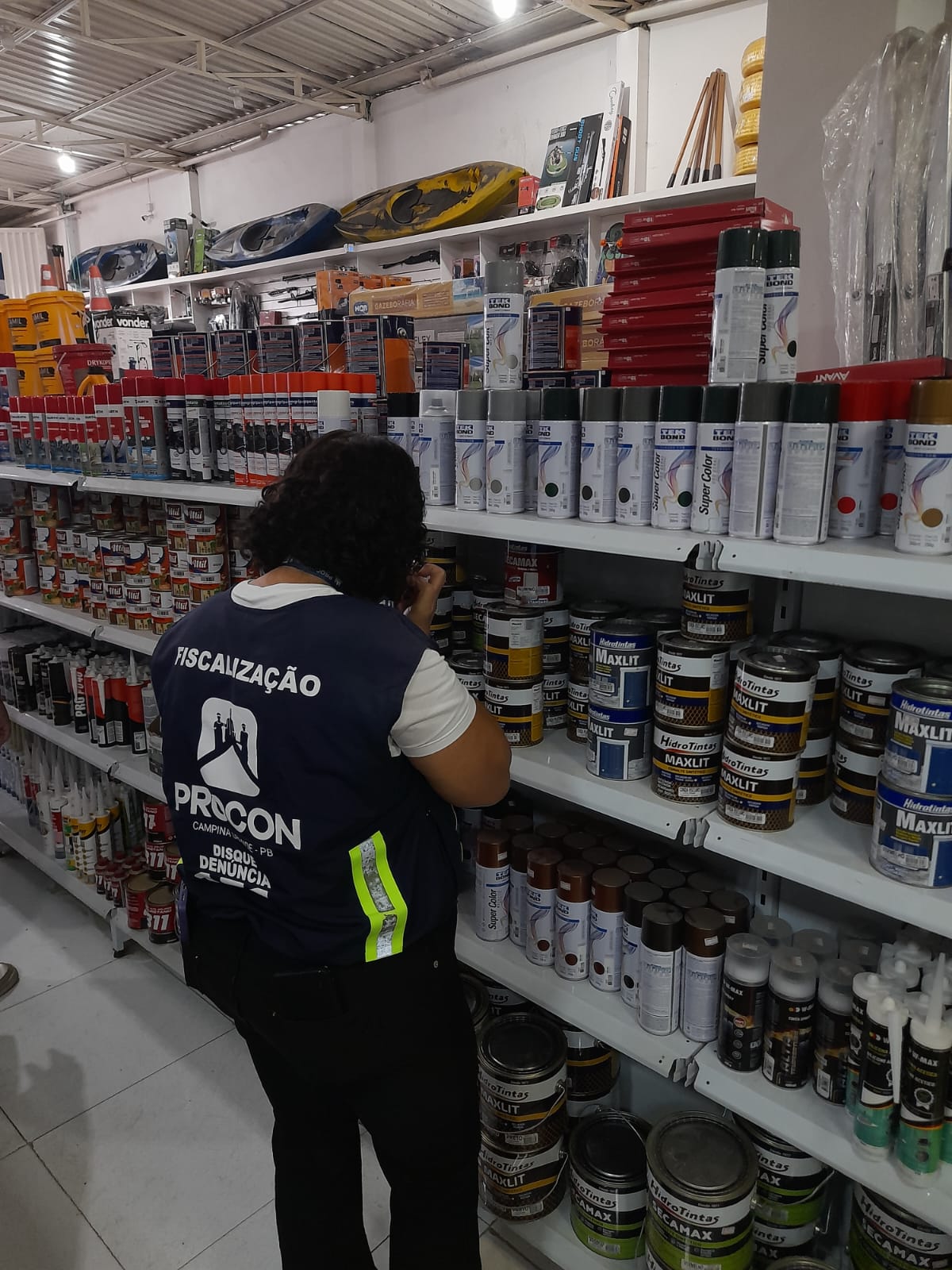 Procon-CG retira de circulação quase 90 produtos irregulares em loja de material de construção