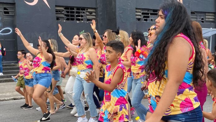 Bloco Folia das Crianças leva mais de duas mil pessoas da Rede Municipal de Ensino às ruas