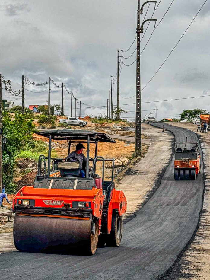 Prefeitura de Campina Grande aplica camada de asfalto em último trecho da avenida Félix Araújo