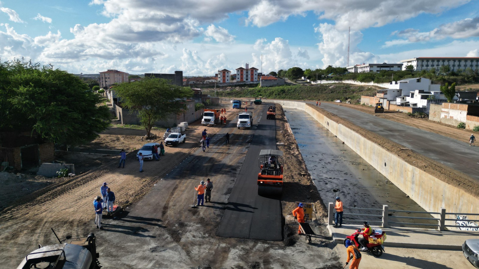 Prefeitura de Campina Grande aplica camada de asfalto nas vias laterais da segunda etapa do Canal de Bodocongó
