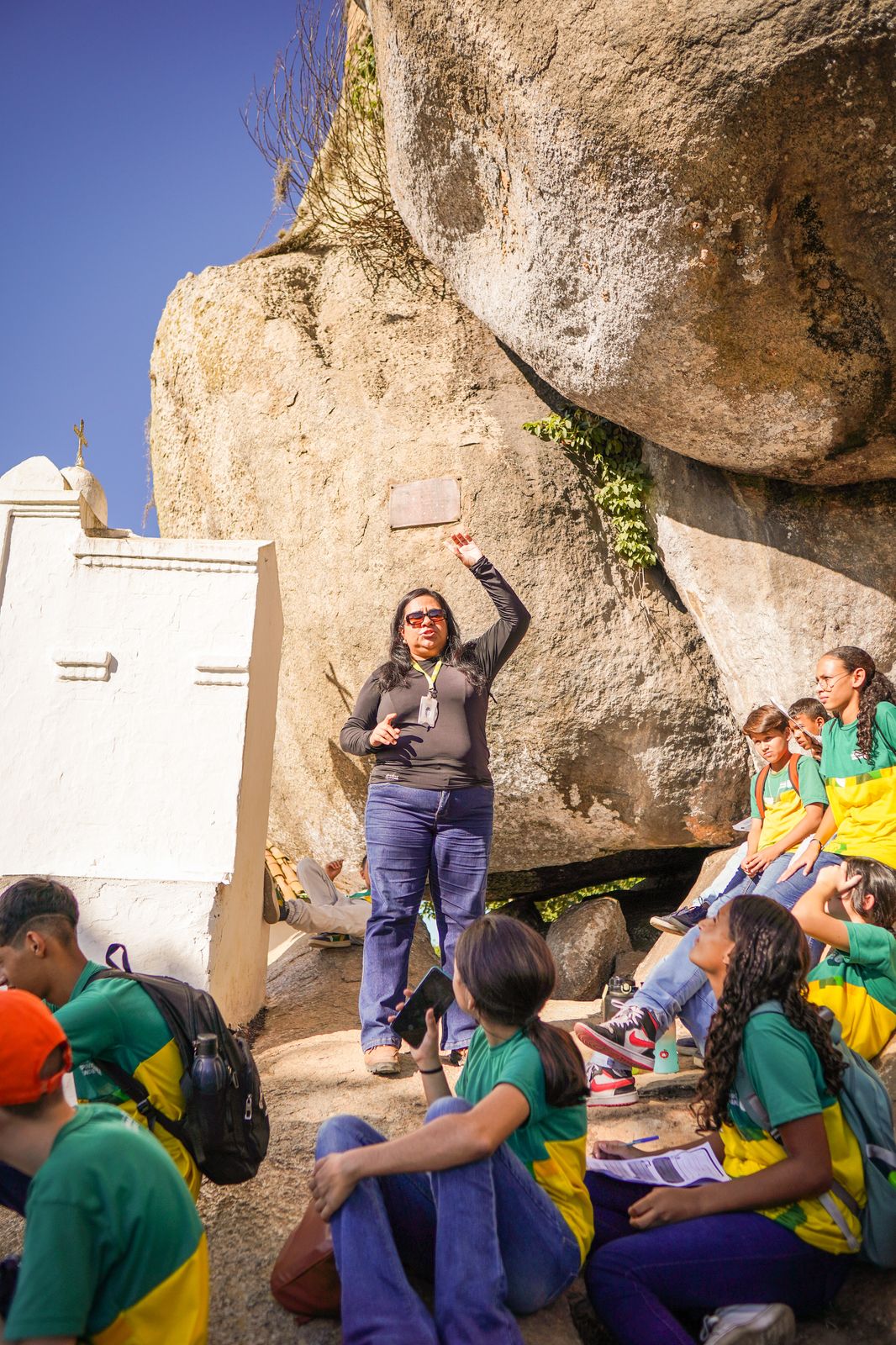 Estudantes de escola municipal de Campina Grande visitam Pedra de Santo Antônio para aprender sobre a Caatinga