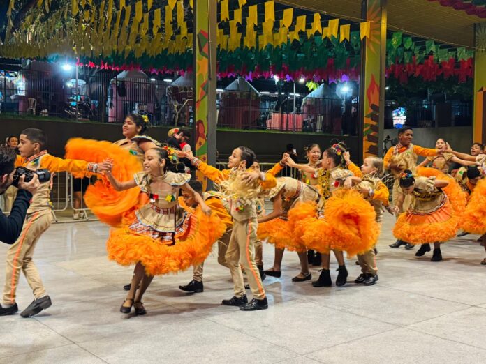 Desfile e apresentações culturais abrilhantam primeiro dia d’O Maior São João do Mundo