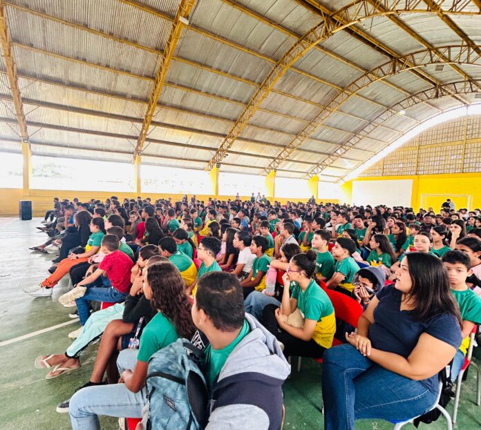 Estudantes da rede municipal participam de atividade sobre os perigos do álcool na adolescência