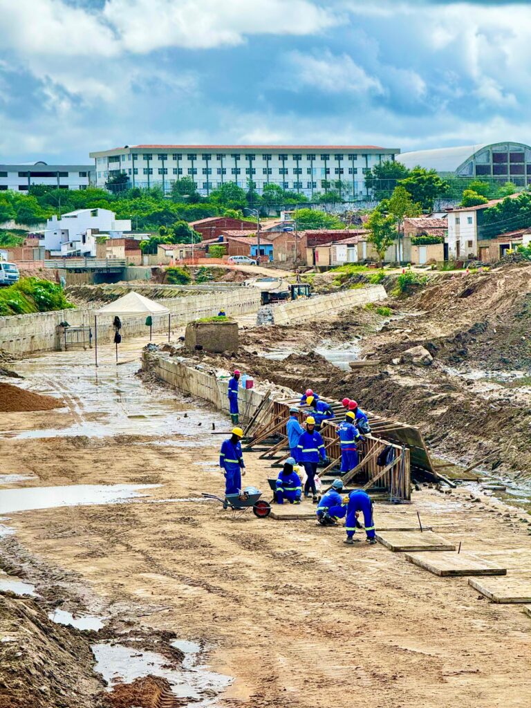 Concretagem do piso da terceira etapa do Canal de Bodocongó avança e chega à ponte do Cruzeiro