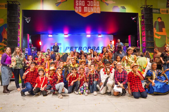 Campeãs do II Festival de Quadrilhas Juninas Escolares de Campina Grande se apresentam no Parque Evaldo Cruz
