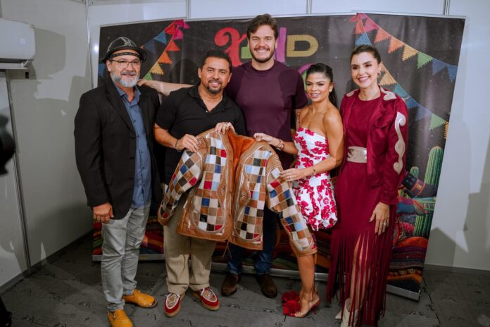 Xand Avião veste gibão de couro feito por artesão de Campina Grande, destacando a cultura nordestina viva n’O Maior São João do Mundo