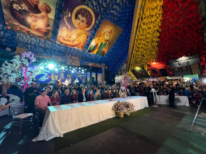 Noite de emoção e tradição: Casamento Coletivo celebra a união de 100 casais n’O Maior São João do Mundo