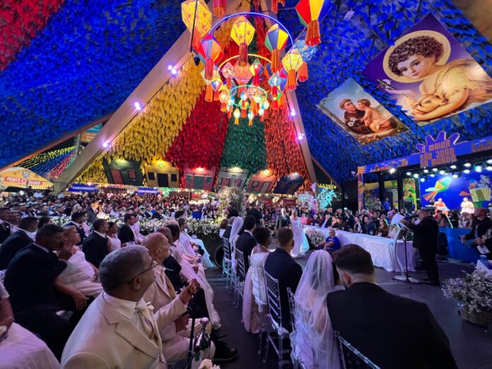 Noite de emoção e tradição: Casamento Coletivo celebra a união de 100 casais n’O Maior São João do Mundo