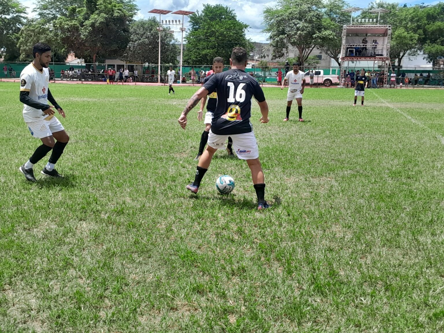 Campo da Vila Olímpica Plínio Lemos tem atividades suspensas para manutenção do gramado