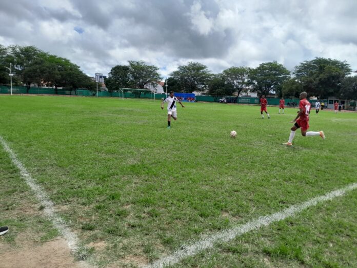 Campo da Vila Plínio Lemos paralisa atividades para manutenção e recuperação do gramado