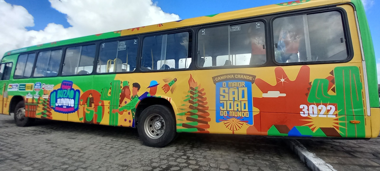 O Maior São João do Mundo: Buzão Junino cai no gosto dos turistas e realiza mais duas viagens neste sábado e domingo para Galante