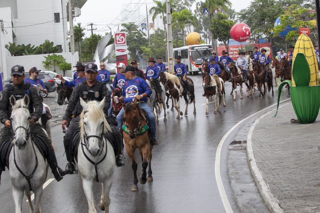 O Maior São João do Mundo: Cavalgada Junina leva história e tradição às principais ruas centrais de Campina Grande