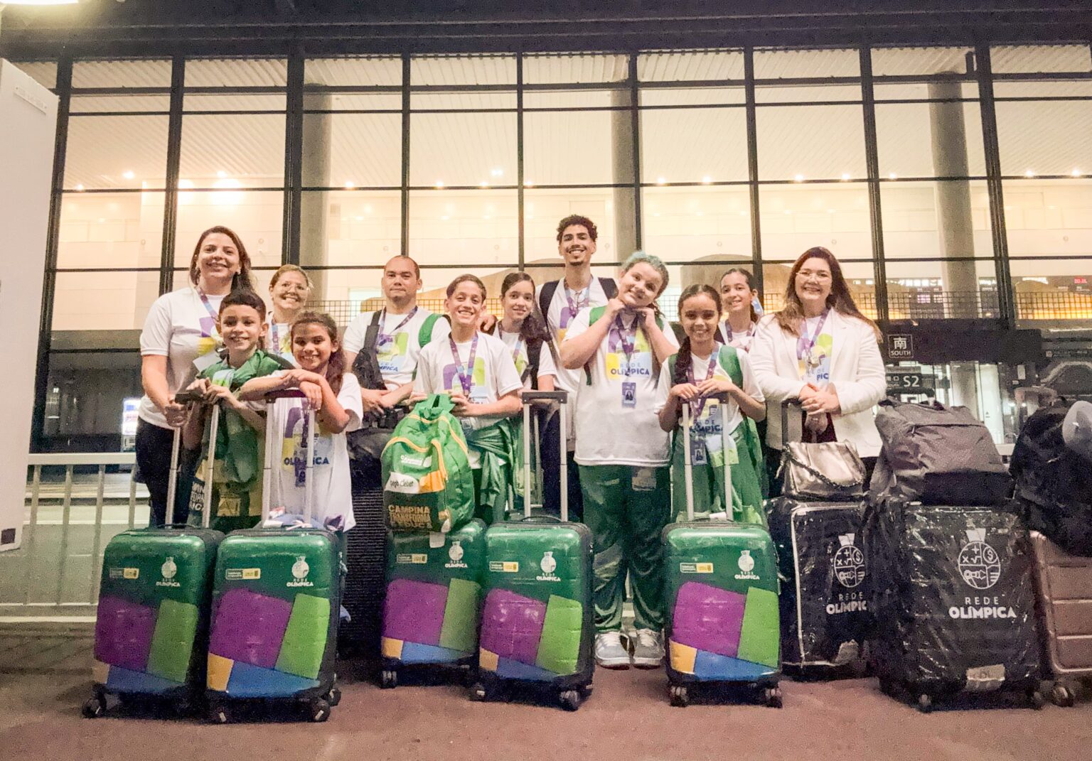 Estudantes de Campina Grande vivem dia mágico na Tokyo Disneyland durante olimpíada de matemática