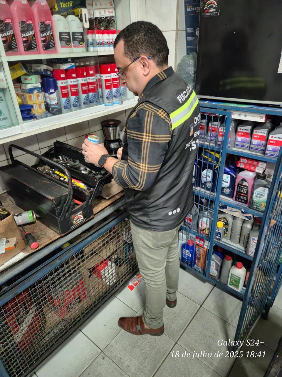 Procon de Campina Grande fiscaliza postos de combustíveis e faz apreensão de quase 400 produtos vencidos