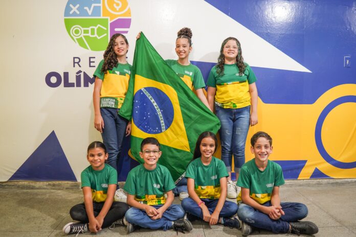 Estudantes da rede municipal de Campina Grande desembarcam no Brasil após uma semana na Olimpíada Asiática Internacional de Matemática no Japão