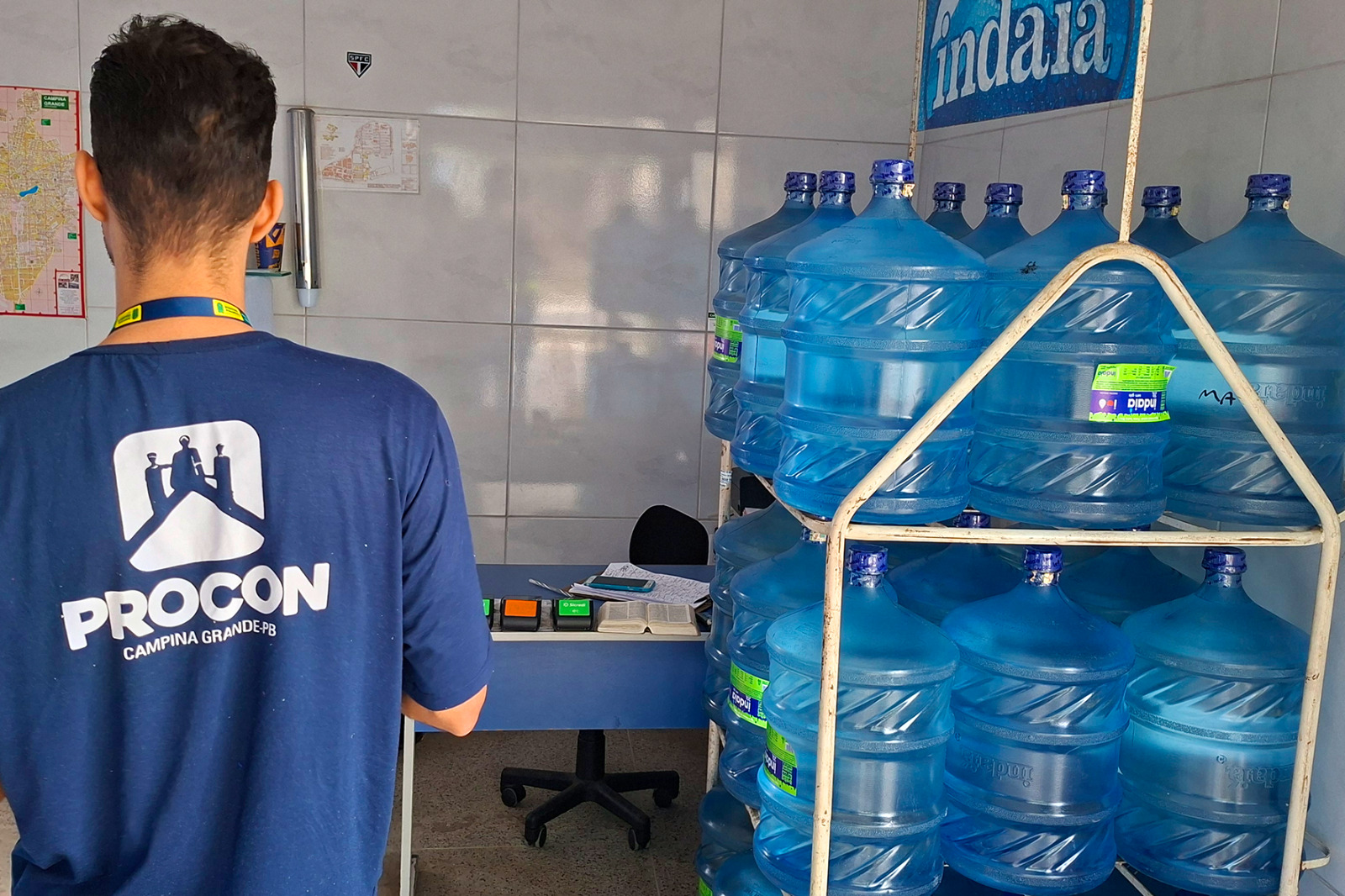 Menor preço do gás de cozinha é R$ 90 e da água mineral R$ 6 em Campina Grande, aponta pesquisa do Procon Municipal