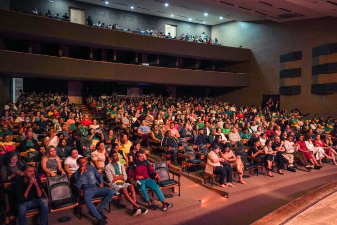 Com teatro lotado, estudantes se apresentam na Noite de Talentos da EJA de Campina Grande