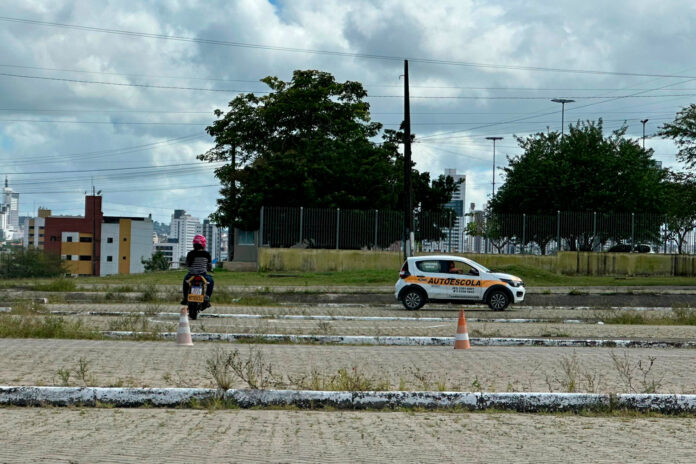 Procon faz pesquisa em autoescolas de Campina Grande e divulga preços para retirada da primeira habilitação