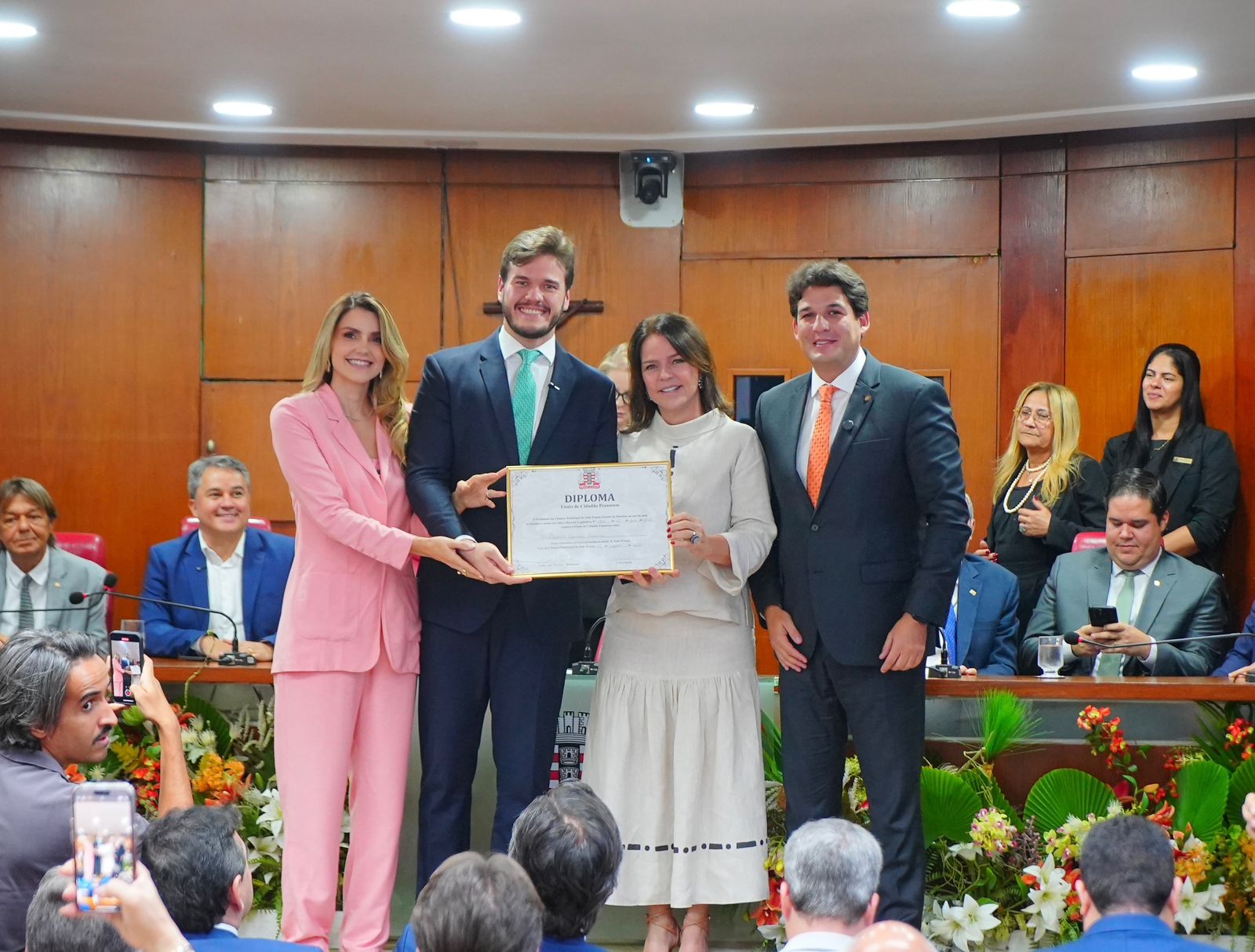 Prefeito de Campina Grande recebe título de cidadão pessoense
