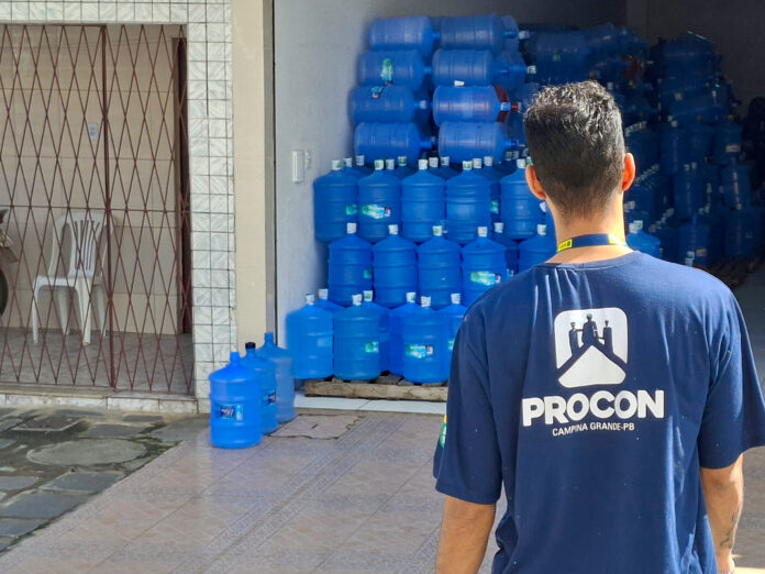 Procon-CG intensifica Operação “De Olho na Validade” em estabelecimentos que comercializam garrafões retornáveis