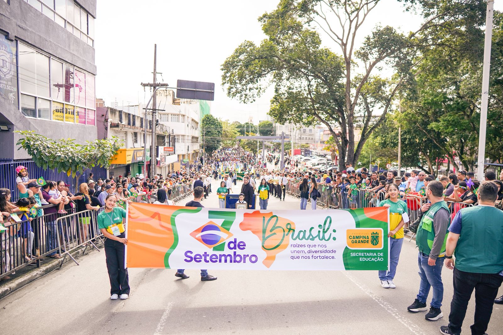 Desfile de 7 de Setembro reúne escolas, instituições e forças de segurança em Campina Grande
