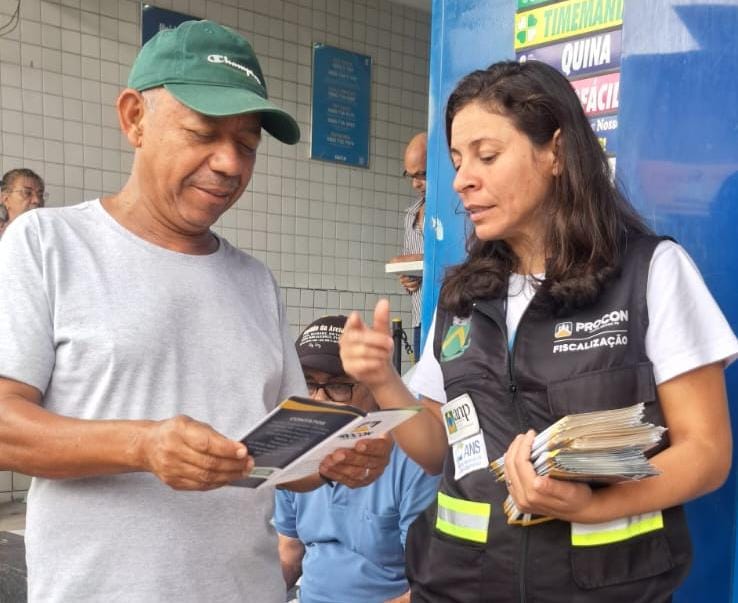 Procon de Campina Grande realiza ação educativa com distribuição de panfletos no centro da cidade