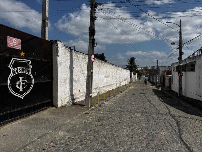 STTP implanta mão única em rua lateral ao Campo do Treze, no bairro São José