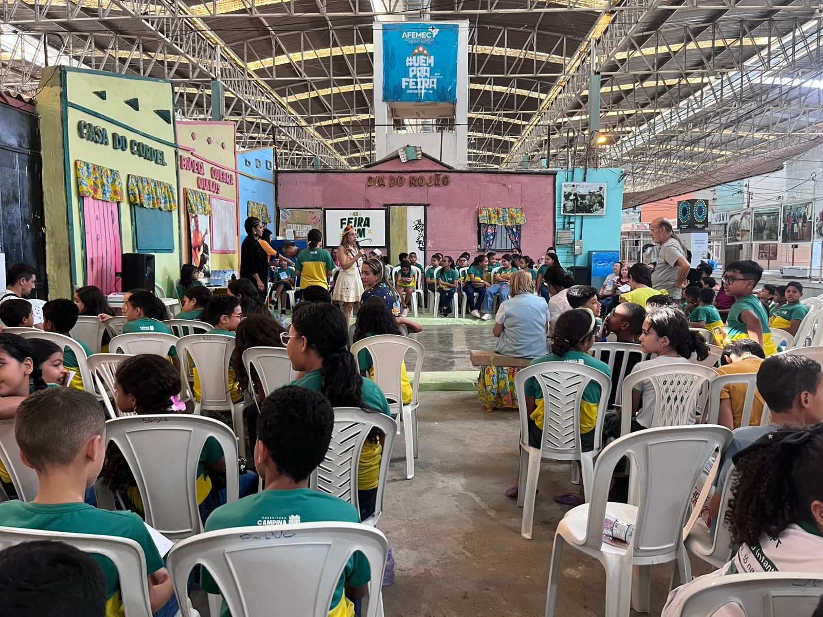 Estudantes de seis escolas municipais de Campina Grande participam de aula de campo na Feira Central