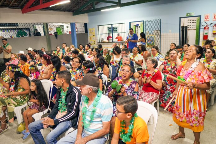 Escola Municipal realiza 2º Luau da EJA com apresentações de músicas e projetos dos estudantes