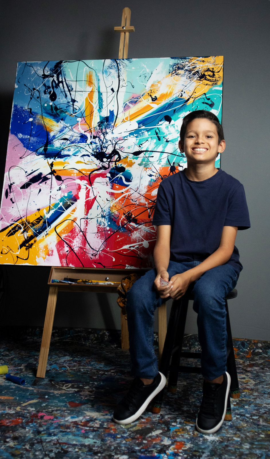 Jovem artista campinense de 9 anos viaja para expor obras no Museu do Louvre com apoio da Prefeitura de Campina Grande