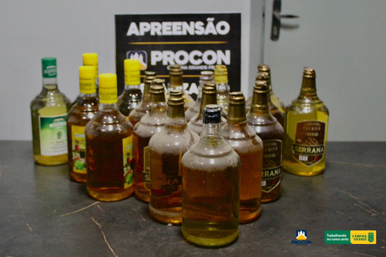 Procon Municipal apreende bebidas alcóolicas com sinais de falsificação durante operação de fiscalização