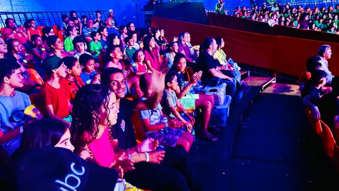 Crianças e adolescentes atendidos pela Semas se emocionam com espetáculo no Circo Kroner, em parceria com a Prefeitura de Campina