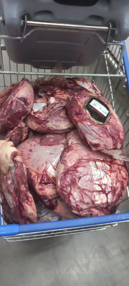Procon-CG apreende em supermercado atacadista 90 quilos de carne bovina e 7,5 quilos de camarão fora do prazo de validade