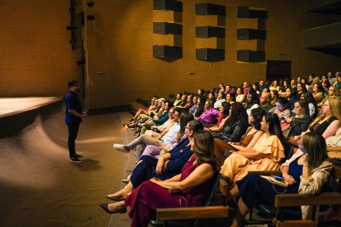 Seduc realiza palestra com mágico em comemoração ao mês do professor em Campina Grande