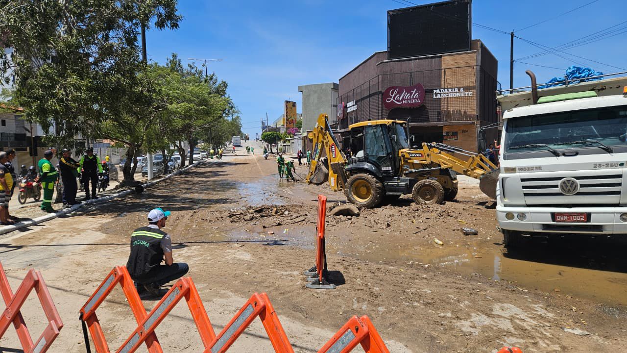 Prefeitura de Campina Grande age com rapidez na limpeza das ruas e desobstrução de galerias após rompimento de reservatório da Cagepa