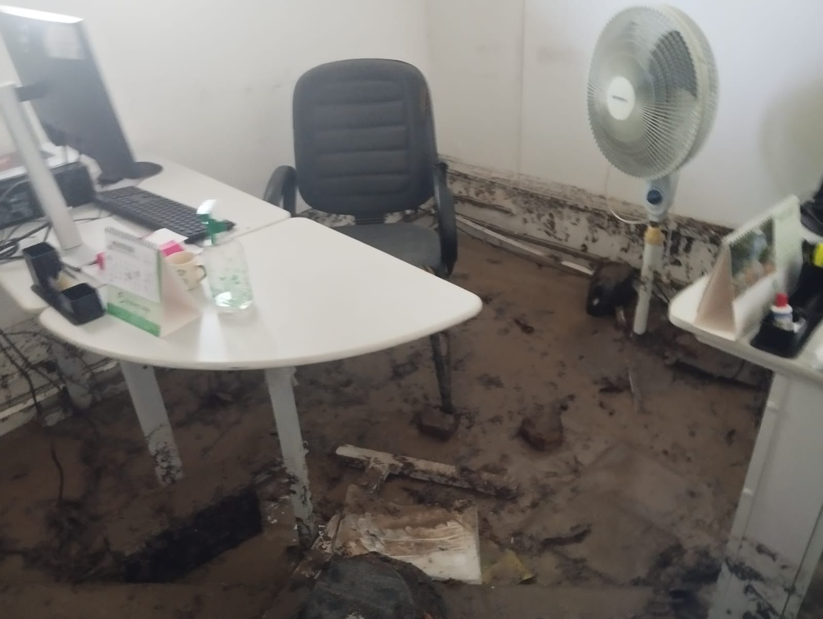 Sede da Secretaria de Agricultura de Campina Grande foi fortemente atingida por águas do reservatório da Cagepa