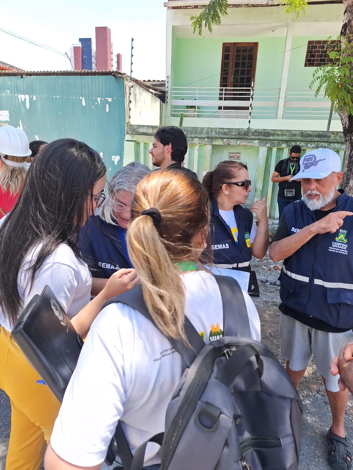 Equipes da Assistência Social da Prefeitura de Campina Grande acompanham situação de famílias atingidas após o rompimento de caixa d’água da Cagepa