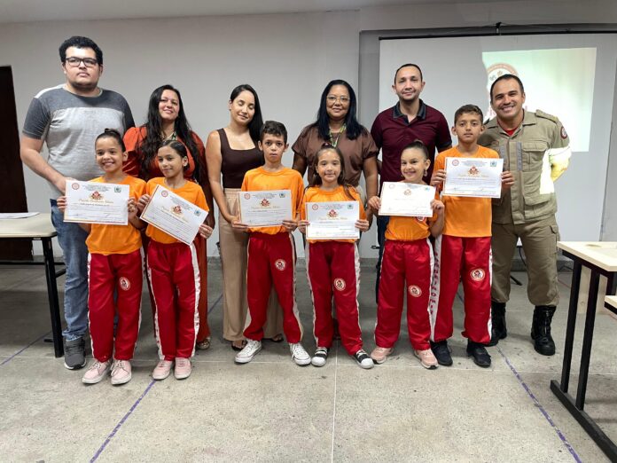 Crianças e adolescentes acompanhados pela Prefeitura recebem certificados de conclusão no Curso de Bombeiro Mirim