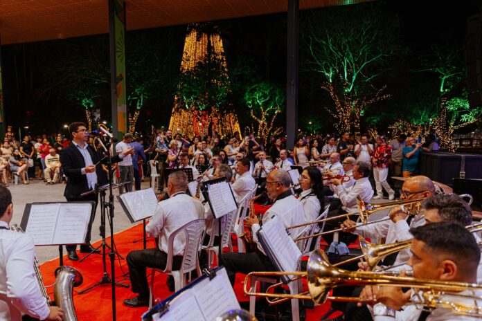 Abertura do Natal Iluminado reúne centenas de pessoas e encanta com decoração e apresentações culturais