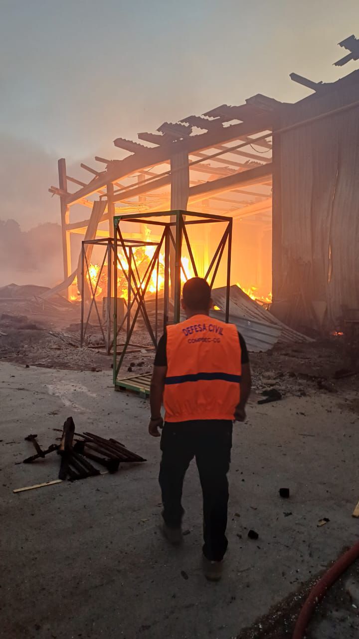 Defesa Civil é acionada para atuar em incêndio de grandes proporções em fábrica de portas em São José da Mata