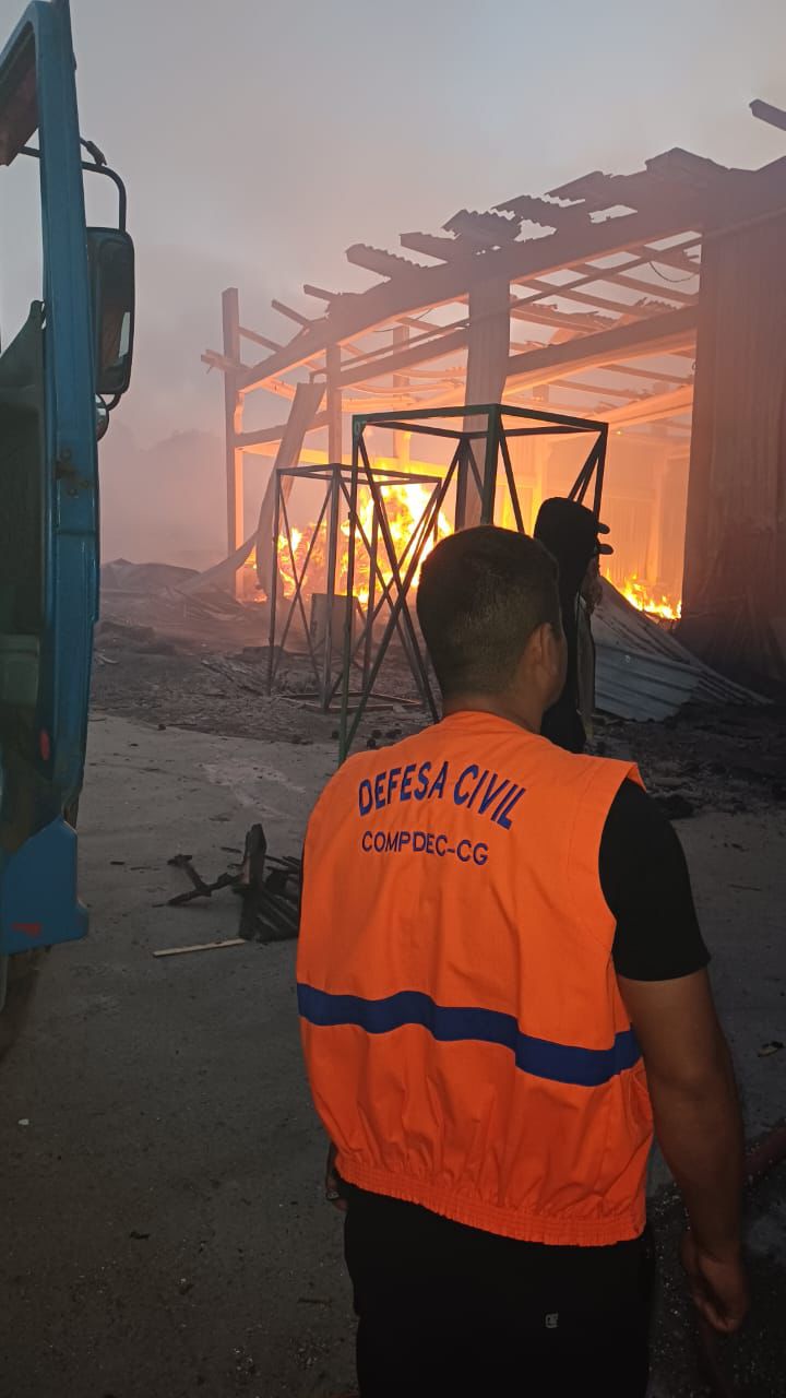 Prefeitura de Campina Grande atua em conjunto no combate a incêndio de grandes proporções em fábrica de portas em São José da Mata