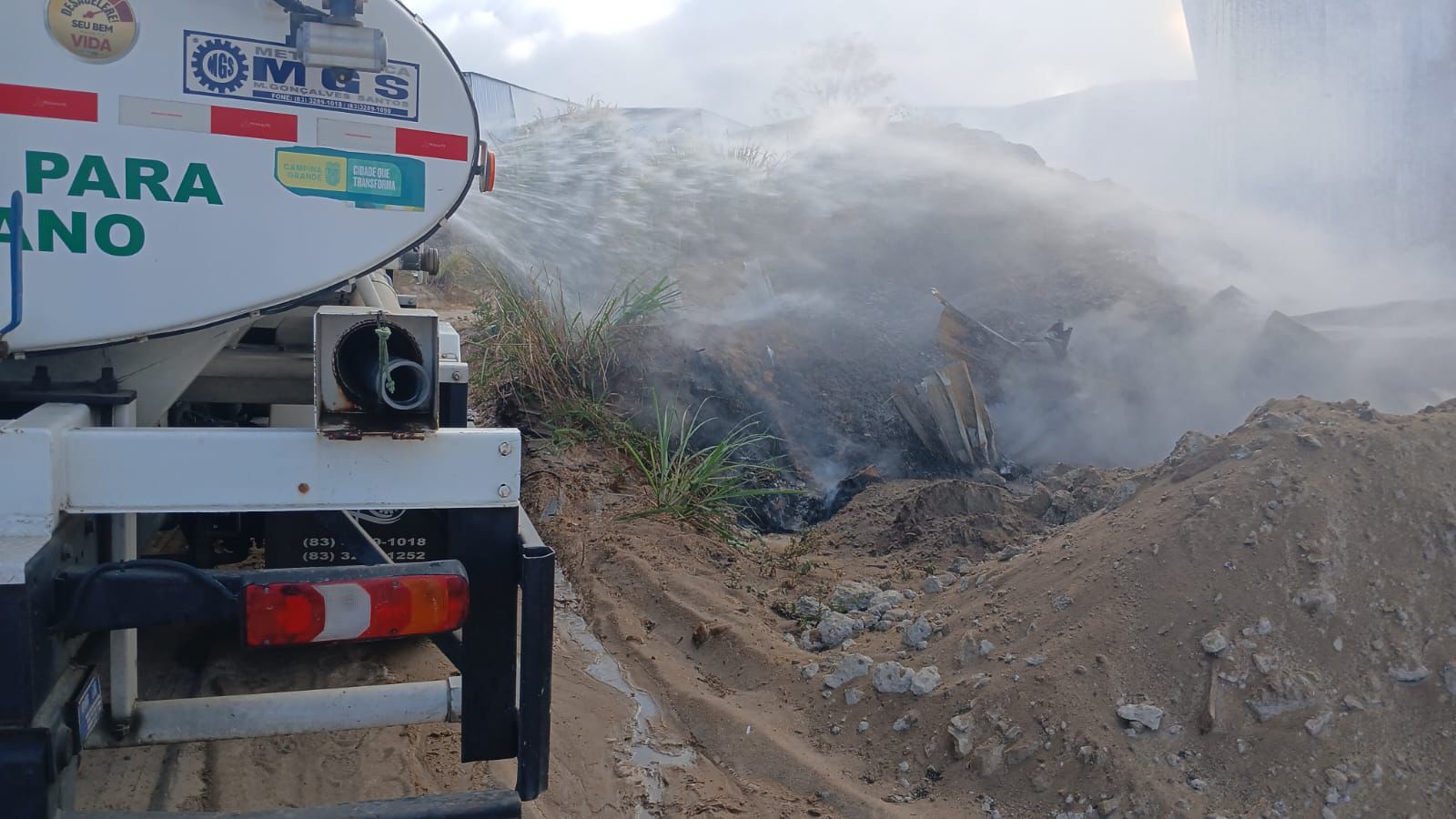 SESUMA mobiliza três caminhões-pipa e utiliza mais de 100 mil litros de água no combate a incêndio em fábrica de São José da Mata
