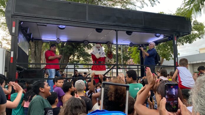 Prefeitura de Campina Grande leva ‘Chegada do Papai Noel’ ao bairro José Pinheiro e reúne cerca de mil pessoas