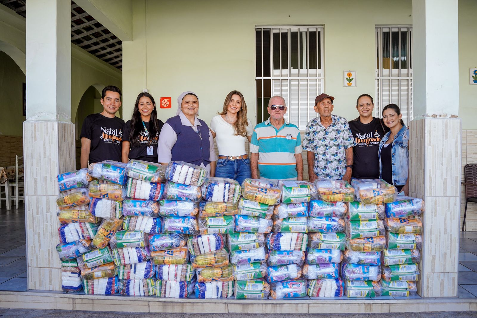 Natal Iluminado: Prefeitura de Campina Grande distribui cestas básicas custeadas com parte do valor arrecado em estacionamento do evento