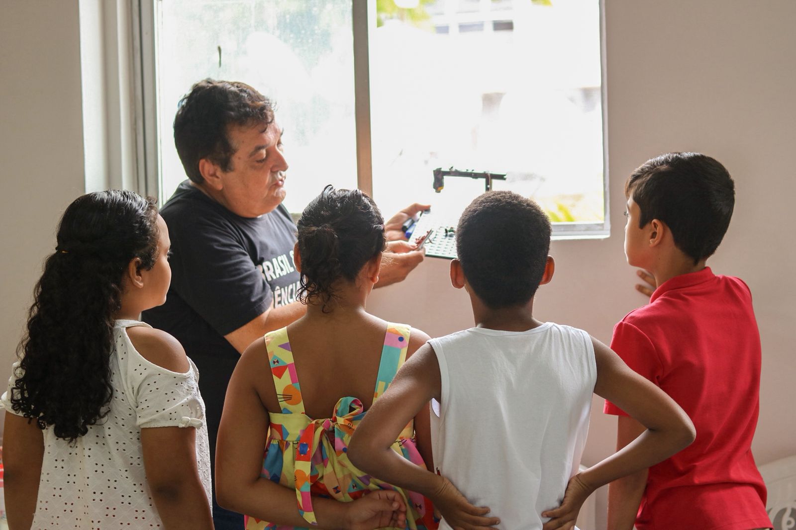 Colônia de férias da SECTI com oficinas de robótica e eletrônica tem início em Campina Grande